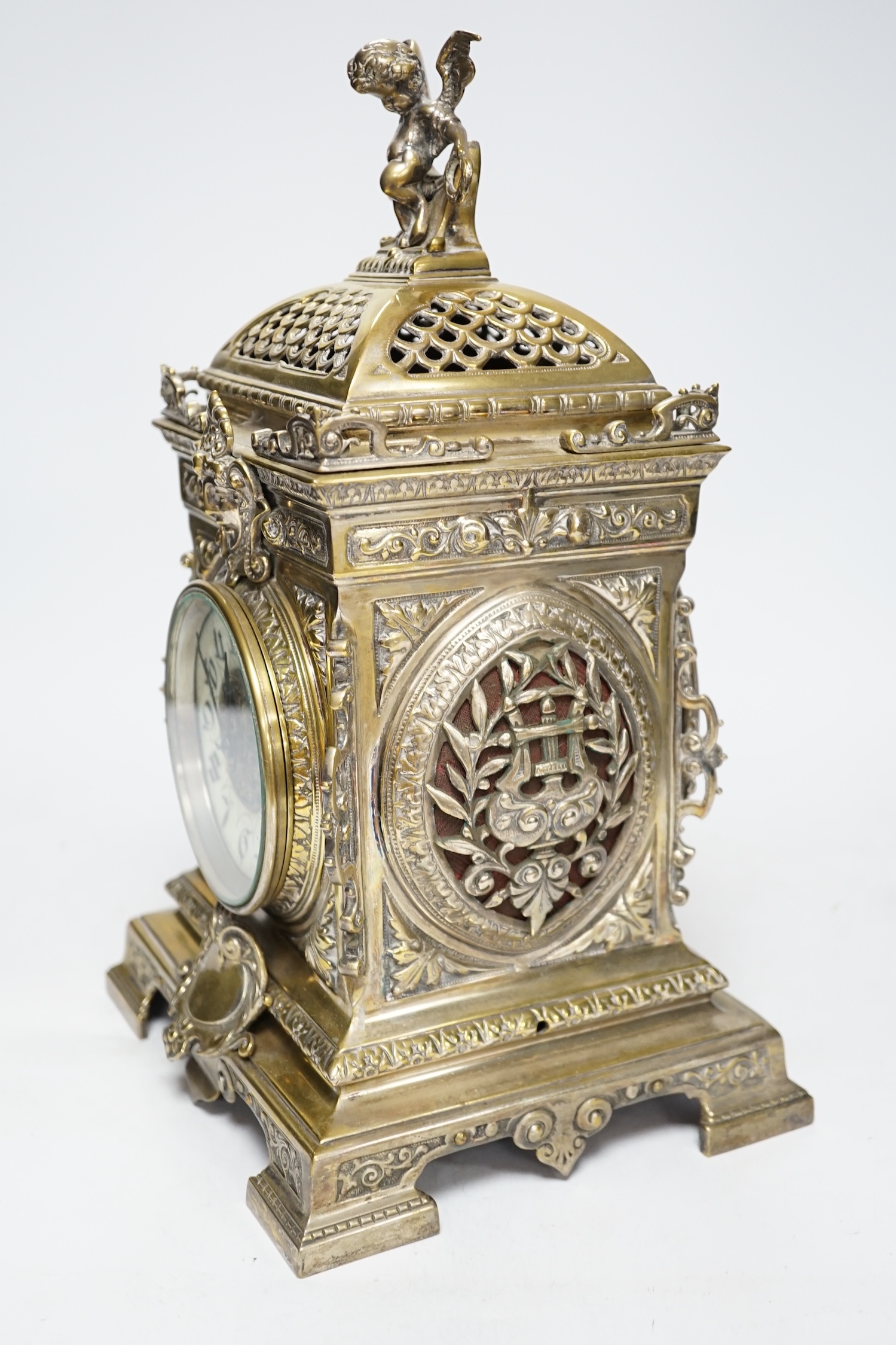 An early 20th century French brass cased mantel clock, 35cm